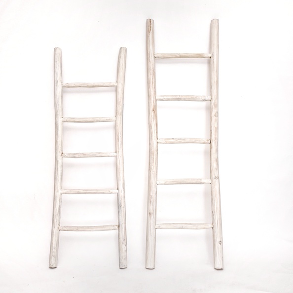 Een witte teakhouten decoratieladder, 150 cm hoog, 50 cm breed en 5 cm diep. Deze ladder heeft meerdere sporten met gelijke tussenafstanden en staat licht achterover geleund voor stabiliteit. Het teakhout is afgewerkt met een witte verf, die een frisse en - Hover