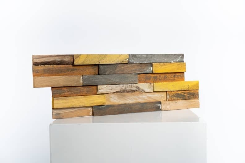 Duurzaam Bohemian Teak plakhout paneel van Teakea met afmetingen 55 x 18 x 2 cm, weergegeven in diverse natuurlijke bruin-, geel-, en donkere tinten voor een prachtige en natuurlijke wandbekleding