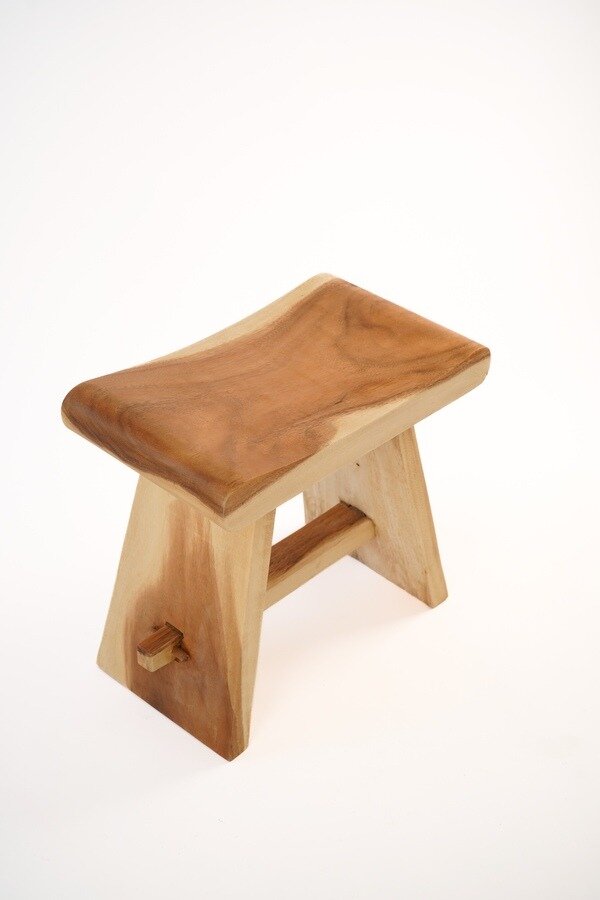 Bollo Houten Zadelkruk in natuurlijk gelakt suarhout met opvallende nerfstructuur, afmetingen 50x30x47 cm
Massief houten zadelkruk