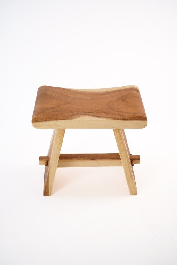 Zadelkruk Bollo van massief gelakt suar hout met unieke houtstructuur, afmeting 50x30x47 cm
