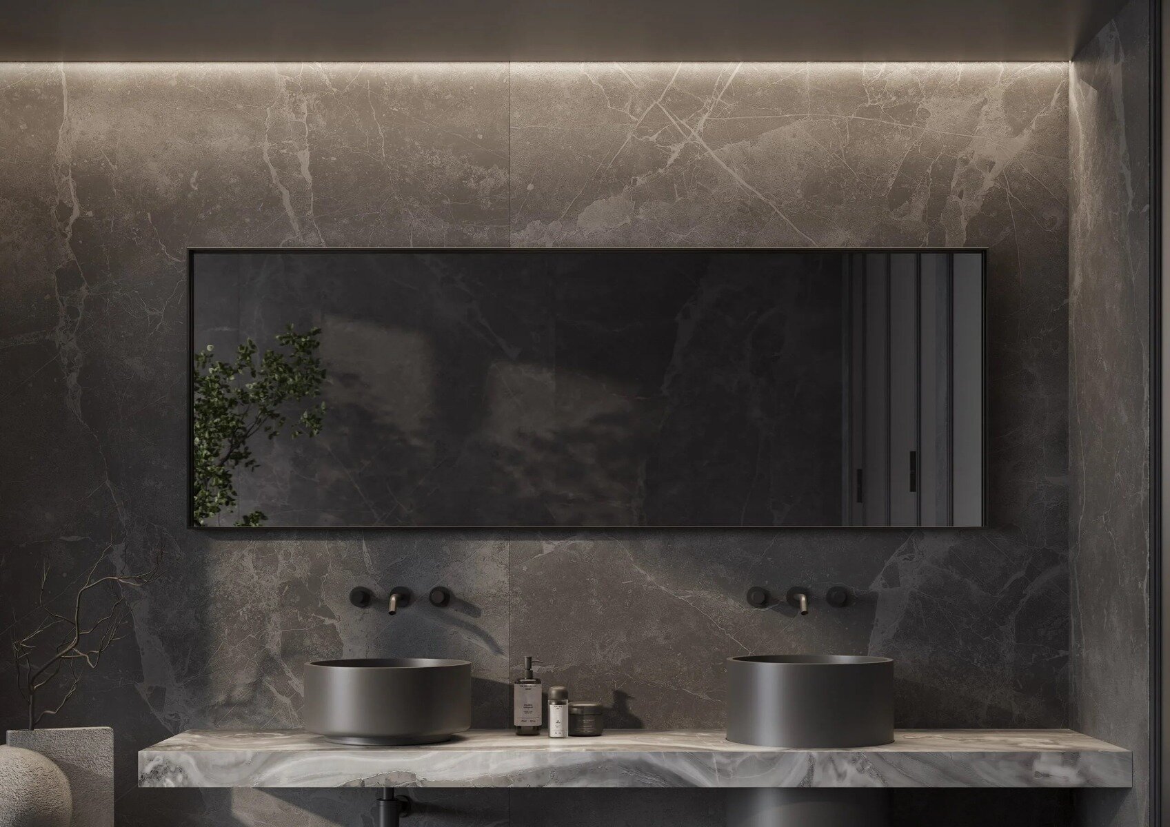 De CHICAGO spiegel met mat zwart frame biedt een strak en elegant ontwerp, ideaal voor op maat gemaakte interieurs. Verkrijgbaar in diverse afmetingen en met maatwerkopties zoals dimbare trafo’s, Bluetooth-audio, en LED-verlichting. Perfect voor moderne e