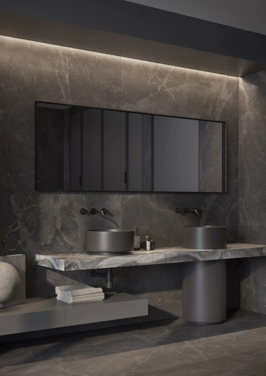 De CHICAGO spiegel met mat zwart frame biedt een strak en elegant ontwerp, ideaal voor op maat gemaakte interieurs. Verkrijgbaar in diverse afmetingen en met maatwerkopties zoals dimbare trafo’s, Bluetooth-audio, en LED-verlichting. Perfect voor moderne e