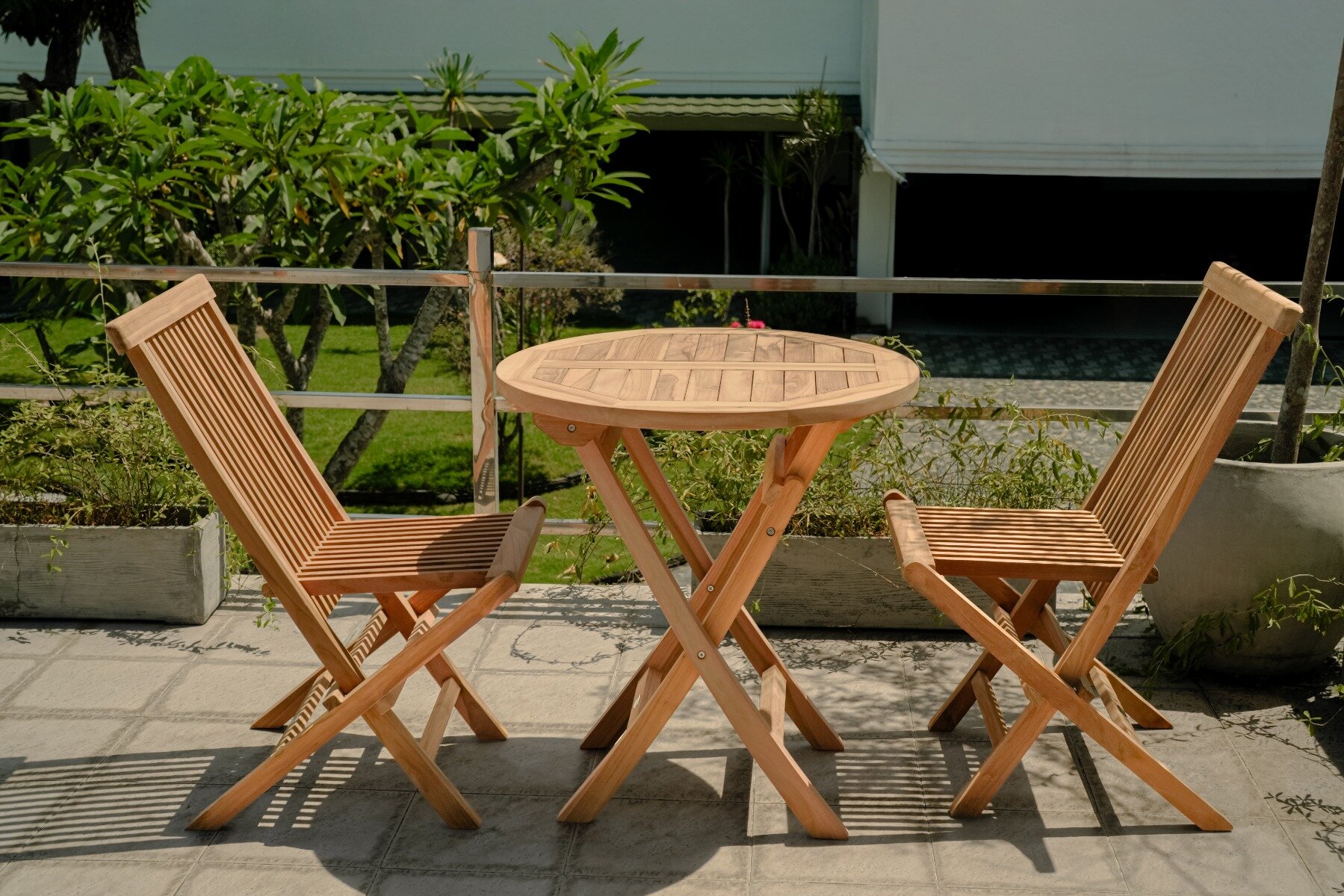 Teakea tuinset met 2 inklapbare teakstoelen en ronde klaptafel Ø70 cm – compacte FSC teak tuinset voor balkon of kleine tuin