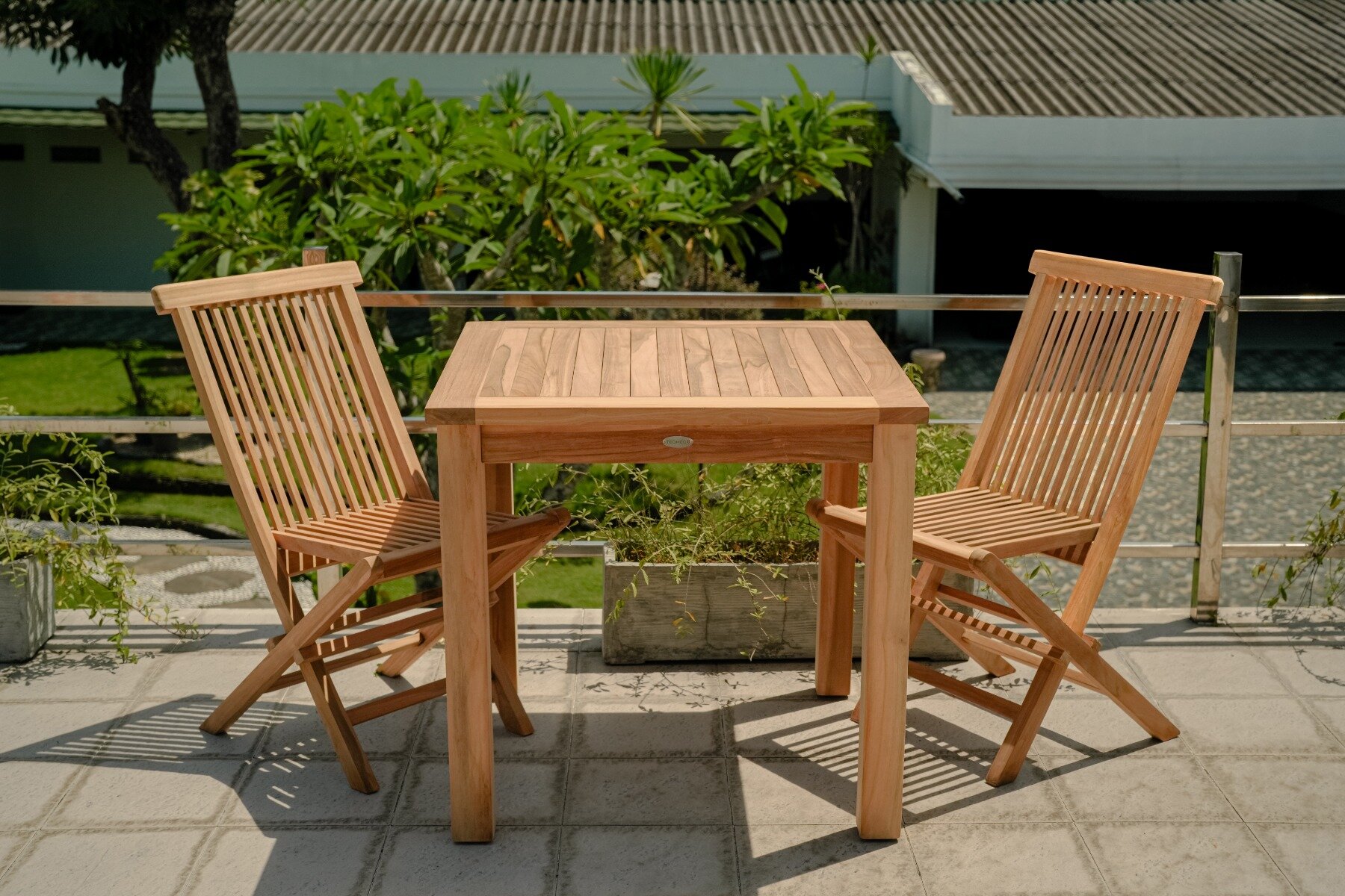 Teakea Teakhouten Tuinset met 2 opvouwbare tuinstoelen en vierkante teak tafel 80x80 cm – ruimtebesparende en duurzame set van FSC teak

