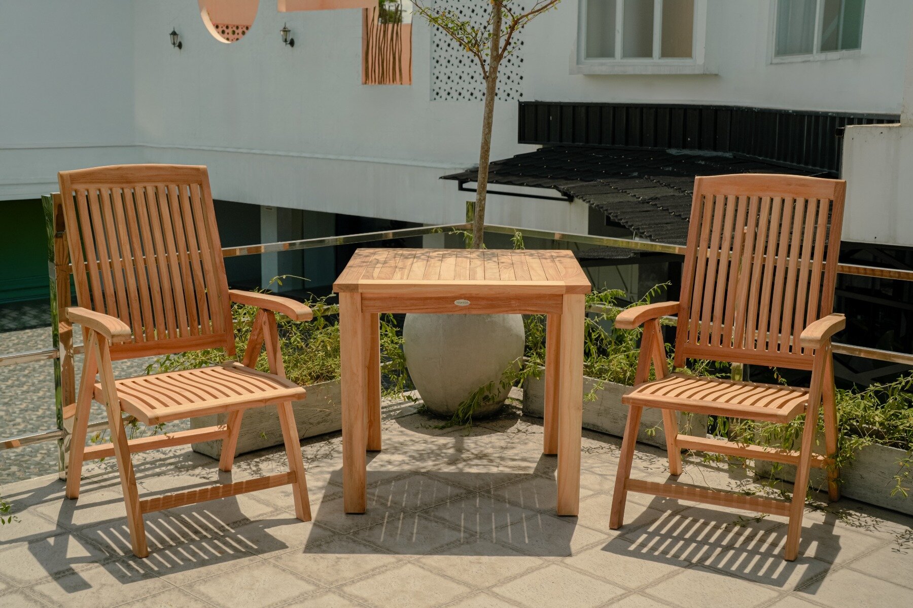 Teakea Teakhouten Tuinset met 2 verstelbare Linda standenstoelen en vierkante teak tuintafel 80x80 cm – compact en duurzaam buitenmeubilair