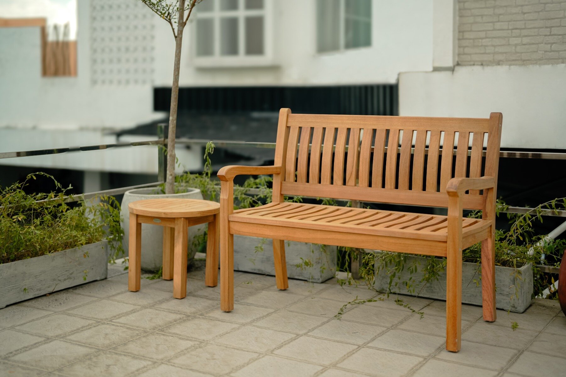 Teakea Teakhouten Tuinset met 2-zits Beaufort tuinbank (120 cm breed) en ronde salontafel Ø50 cm – compact FSC teak buitenmeubel

