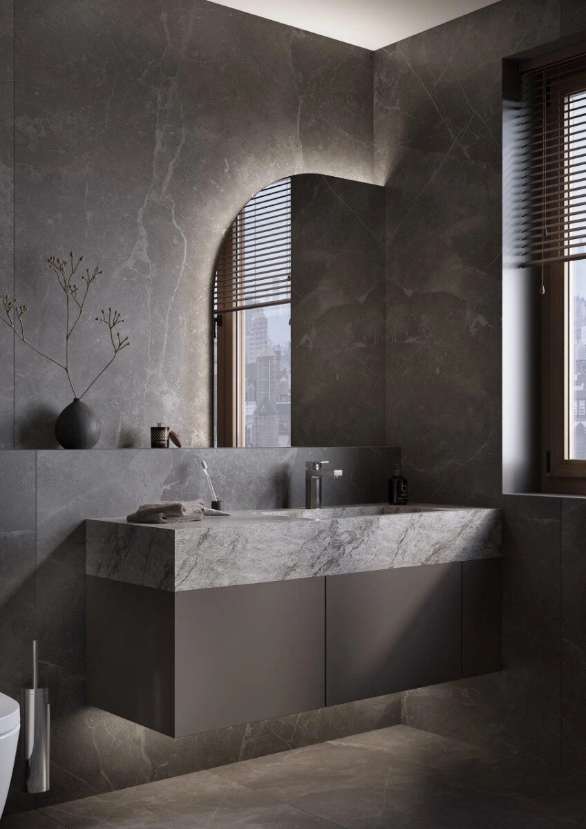 De EZE spiegel: elegante ronde maatwerk spiegel met vlakke rechter- en onderzijde voor een moderne uitstraling. Perfect voor sanitaire ruimtes en woonruimtes zoals slaapkamer, hal of woonkamer. Verkrijgbaar in maatwerkafmetingen van 1000 mm tot 1400 mm, m