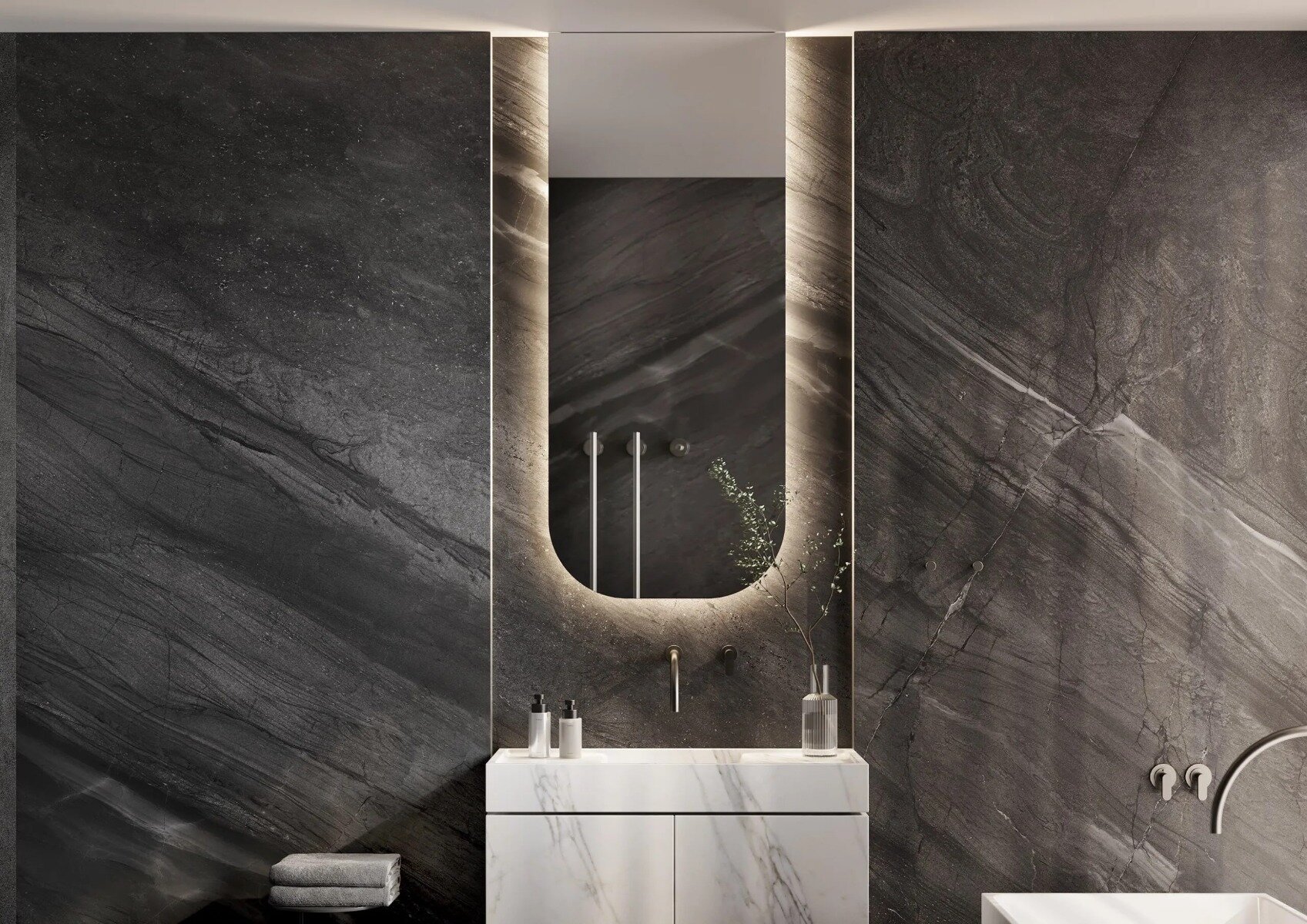 KNOKKE spiegel – ovale designspiegel met vlakke bovenkant, perfect tegen het plafond voor een moderne uitstraling. Op maat verkrijgbaar (400×1000 mm tot 600×1000 mm), met opties zoals dimbare verlichting, Bluetooth-audio en digitale klok. Ideaal voor badk