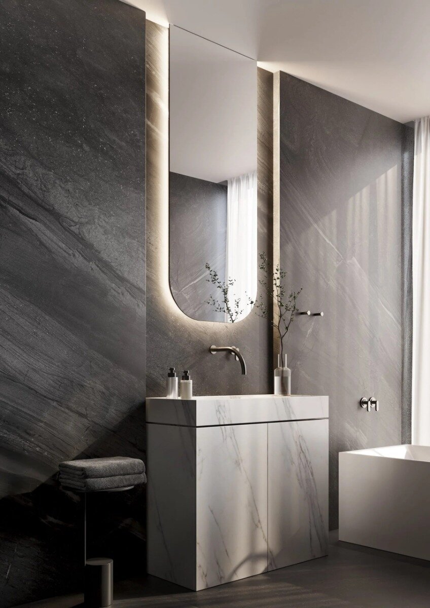 KNOKKE spiegel – ovale designspiegel met vlakke bovenkant, perfect tegen het plafond voor een moderne uitstraling. Op maat verkrijgbaar (400×1000 mm tot 600×1000 mm), met opties zoals dimbare verlichting, Bluetooth-audio en digitale klok. Ideaal voor badk