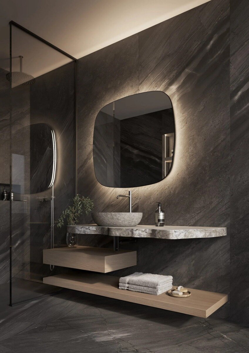 LIMA spiegel – stijlvolle organische designspiegel met indirecte LED-verlichting, dimbare infraroodsensor en geïntegreerde spiegelverwarming. Beschikbaar in 600×600 mm, 800×800 mm, 1000×1000 mm en 1200×1200 mm. Perfect voor een modern interieur. CE-gecert