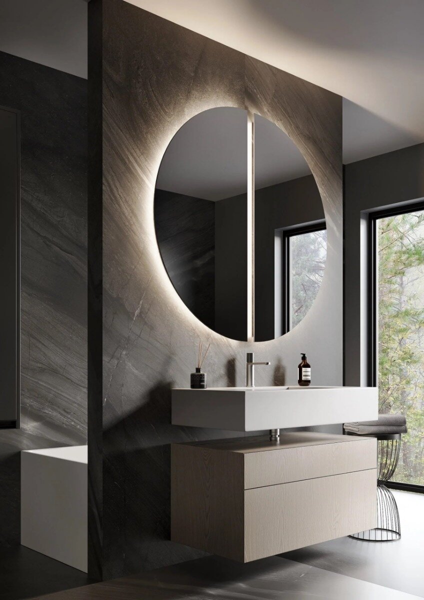 De MARS spiegel met unieke design van twee halve cirkels en indirecte verlichting, geschikt voor sanitaire ruimtes, slaapkamers, hallen, en woonkamers. Beschikbaar in maatwerkafmetingen van 800×400 mm tot 1400×700 mm, met uitbreidbare opties zoals dimbare