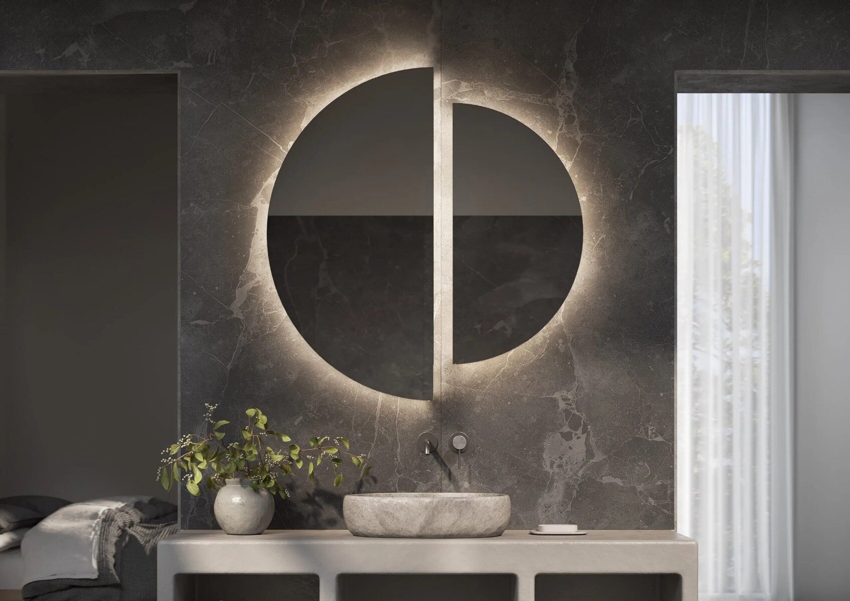 MOON design spiegel met unieke vorm van twee halve cirkels, indirecte LED-verlichting en maatwerkopties zoals dimbare trafo, Bluetooth-audio en digitale klok. Moderne en minimalistische spiegel voor badkamer, woonkamer, slaapkamer of hal. Verkrijgbaar tot