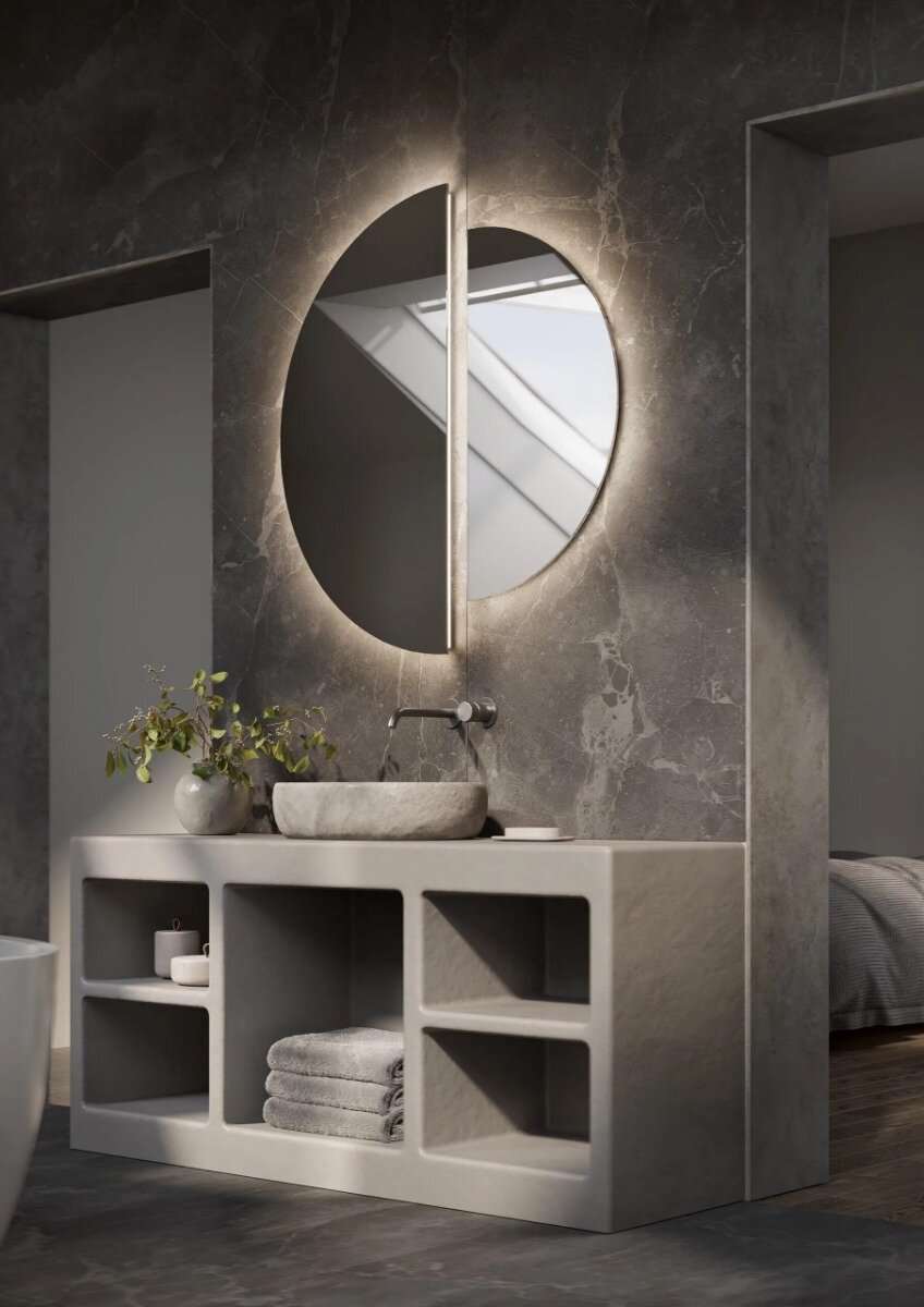 MOON design spiegel met unieke vorm van twee halve cirkels, indirecte LED-verlichting en maatwerkopties zoals dimbare trafo, Bluetooth-audio en digitale klok. Moderne en minimalistische spiegel voor badkamer, woonkamer, slaapkamer of hal. Verkrijgbaar tot