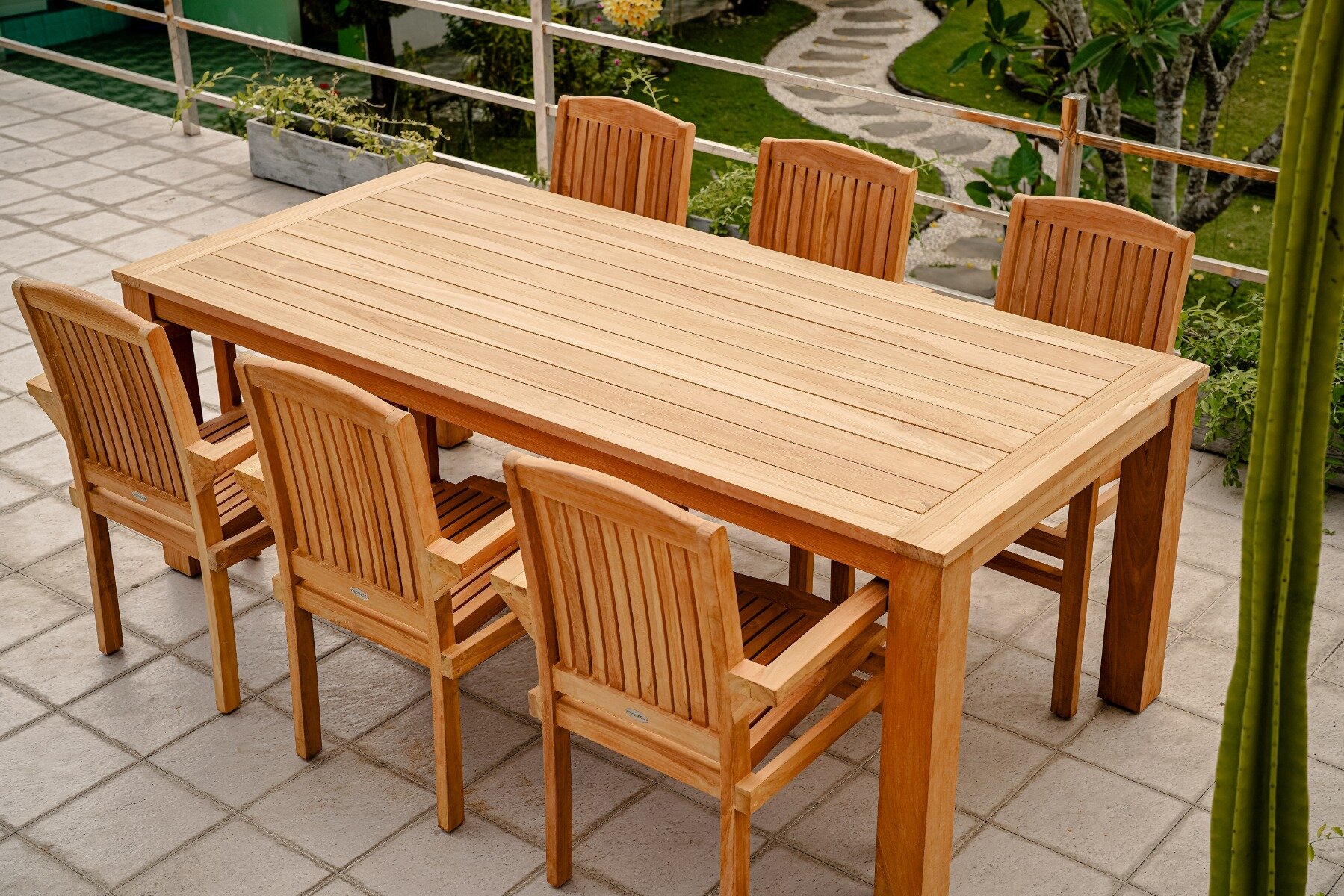 Nelson Teak Tuintafel 220x100 cm met blokpoten, gemaakt van duurzaam plantage-teak en voorzien van waterafvoerende sleuven en roestvrijstalen bevestigingsmaterialen, geschikt voor 8 personen.