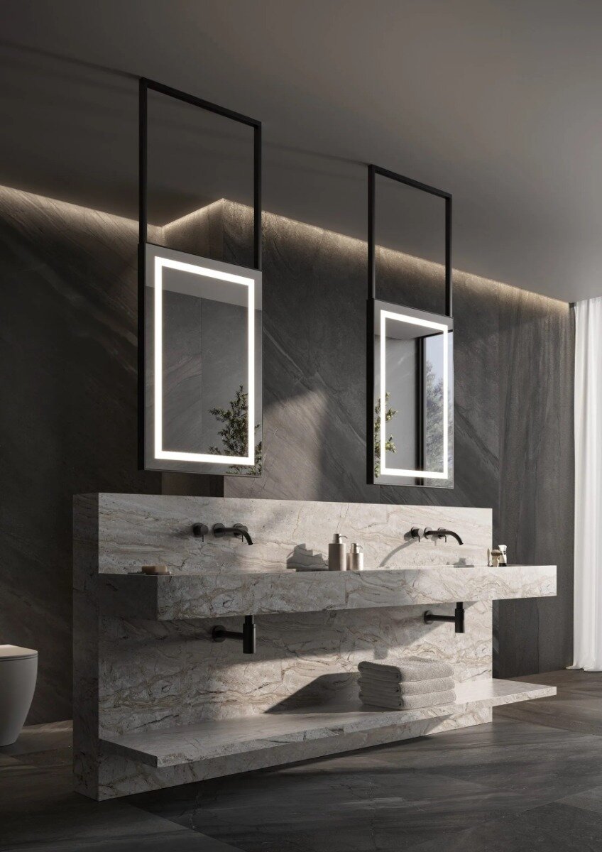 Luxe NICE spiegel met strak frame en subtiele rondingen, verkrijgbaar in maatwerkafmetingen (800×400 mm tot 1400×700 mm). Keuze uit meerdere kleuren, waaronder mat zwart. Indirecte verlichting, dimbare trafo’s, Bluetooth-audio en digitale klokopties. CE-g
