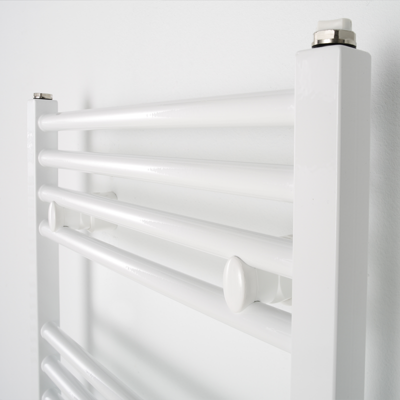 Badkamerradiator Robina heeft twee verticale vierkante collectorbuizen met daartussen rechte ronde buizen. Het ophangmateriaal is van kunststof en wordt samen met de ontluchting meegeleverd.

De radiator wordt na een grondige roestwerende voorbehandelin