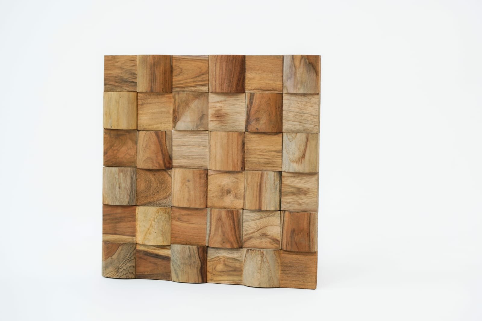 3D wandpaneel van massief hergebruikt teak – 30x30 cm, met bolvormige structuur en eenvoudig te bevestigen met montagekit.