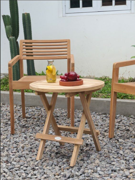 Laras vaste teakhouten tuinstoel met armleuningen – modern en minimalistisch design voor buiten

