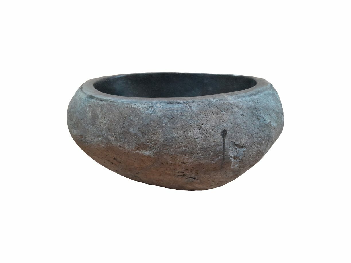 Unieke rivierstenen waskom in natuurlijke grijstinten, glad gepolijst aan de binnenkant met een ruwe natuurlijke buitenkant, afmetingen 30 x 28 x 15 cm, versterkt de elegantie en functionaliteit in uw badkamer
