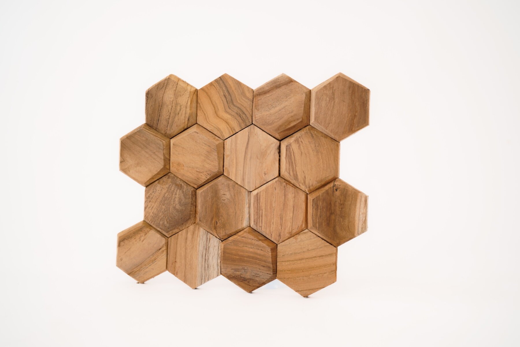 Teakea Hexagon wandpanelen van duurzaam teakhout, zeshoekige vorm, gemonteerd op een muur voor een moderne en natuurlijke uitstraling in het interieur.