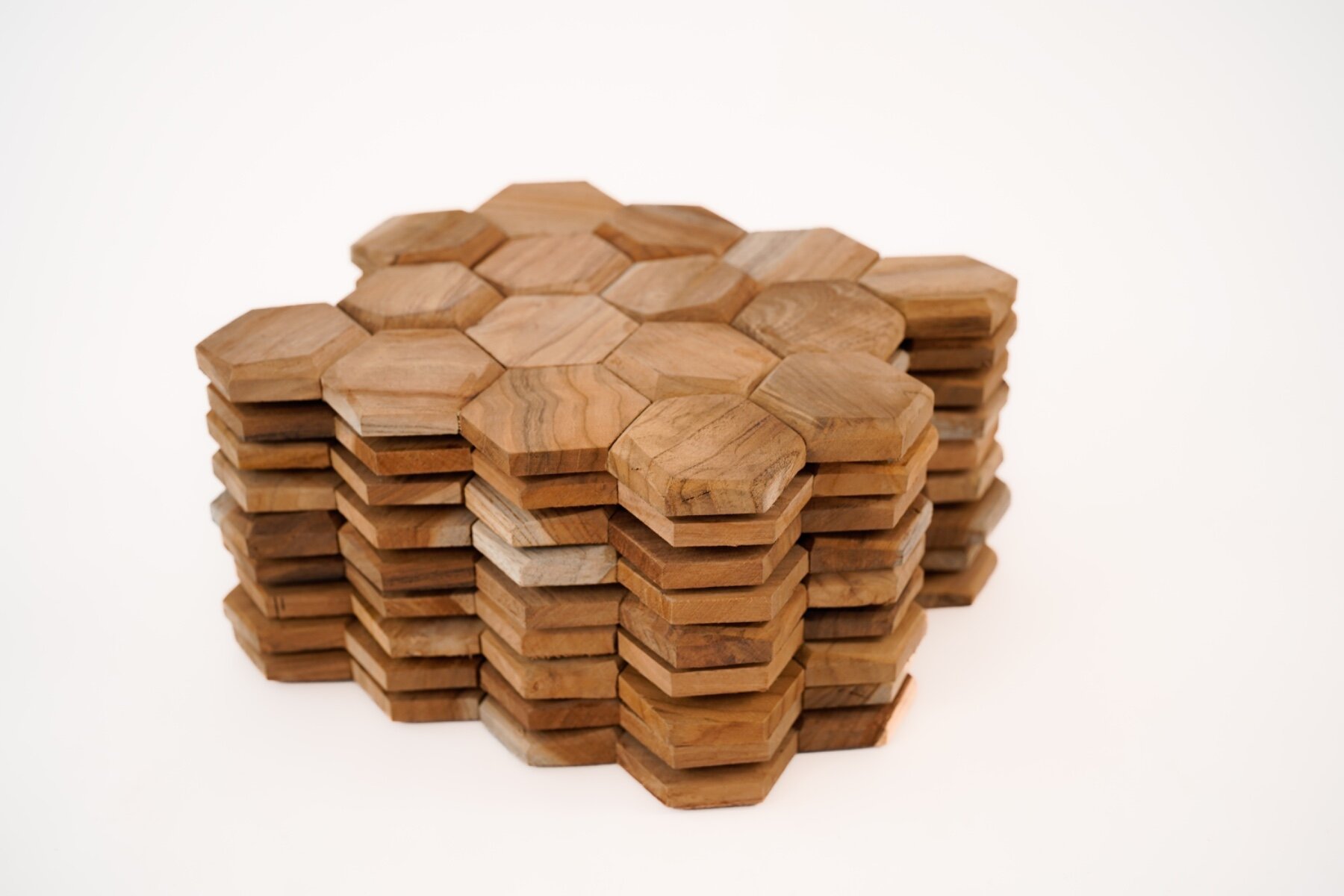 Teakea Hexagon wandpanelen van duurzaam teakhout, zeshoekige vorm, gemonteerd op een muur voor een moderne en natuurlijke uitstraling in het interieur.