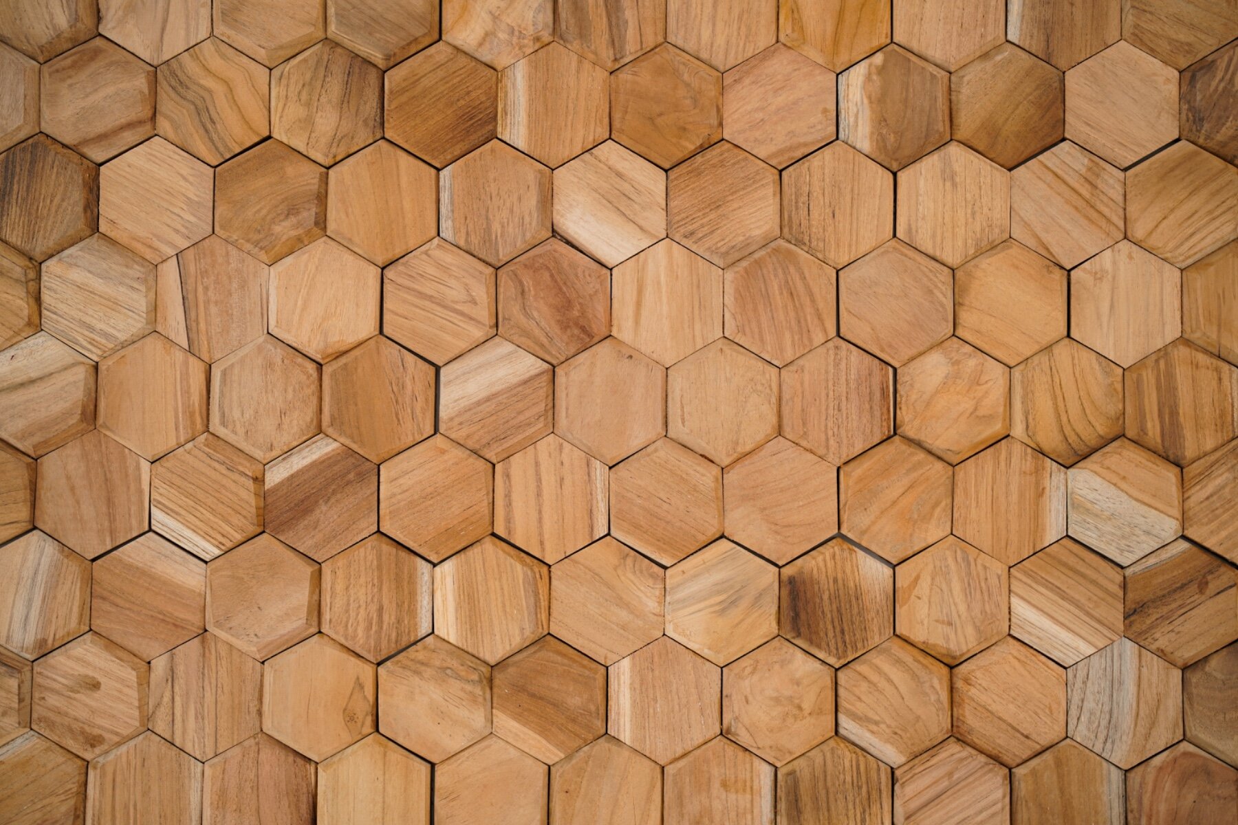 Teakea Hexagon wandpanelen van duurzaam teakhout, zeshoekige vorm, gemonteerd op een muur voor een moderne en natuurlijke uitstraling in het interieur.