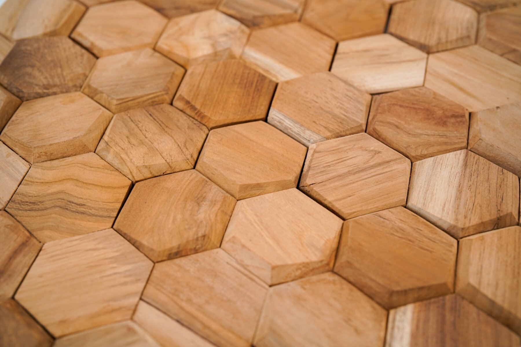 Teakea Hexagon wandpanelen van duurzaam teakhout, zeshoekige vorm, gemonteerd op een muur voor een moderne en natuurlijke uitstraling in het interieur.
