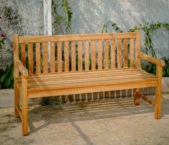 Windsor tuinbank van massief teak, 150 cm breed, met rugleuning en klassiek design – geschikt voor 2 tot 3 personen.
