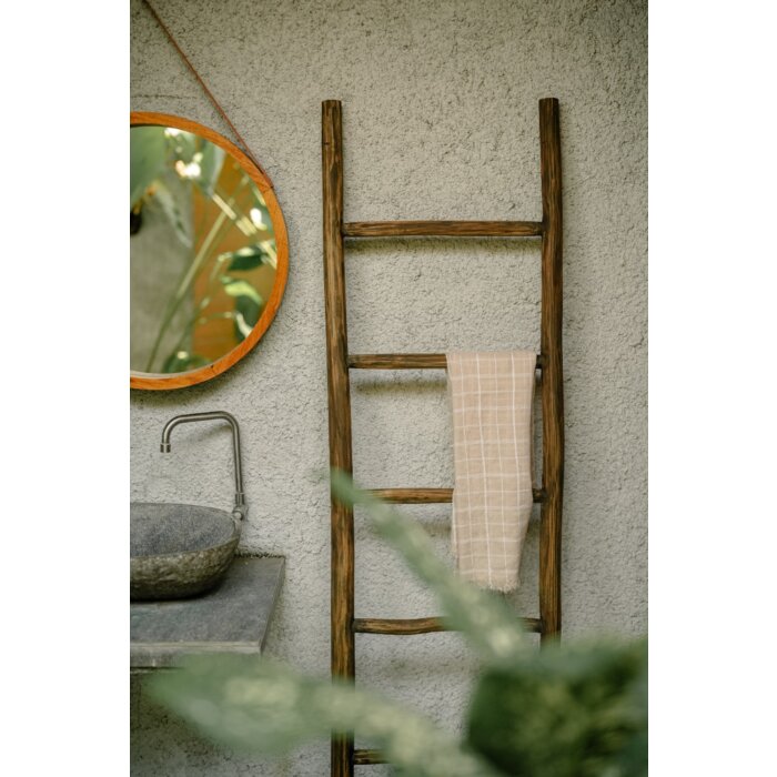 Rustiek bruine teakhouten decoratieladder, met een hoogte van 150 cm, een breedte van 50 cm en een diepte van 5 cm. De ladder heeft verschillende sporten met regelmatige tussenruimten, en is licht naar achteren hellend voor stabiliteit.