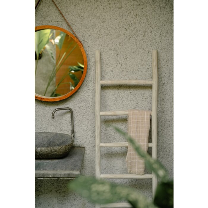 Een witte teakhouten decoratieladder, 150 cm hoog, 50 cm breed en 5 cm diep. Deze ladder heeft meerdere sporten met gelijke tussenafstanden en staat licht achterover geleund voor stabiliteit. Het teakhout is afgewerkt met een witte verf, die een frisse en