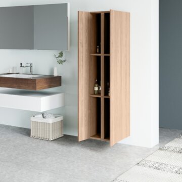 Hoge badkamerkast Loraine met 2 deuren, massief eiken en strak modern design, verkrijgbaar in verschillende maten en kleuren, perfect voor maatwerk en vochtige ruimtes.