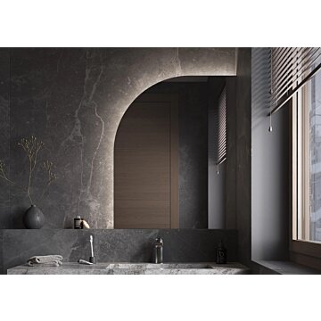 De EZE spiegel: elegante ronde maatwerk spiegel met vlakke rechter- en onderzijde voor een moderne uitstraling. Perfect voor sanitaire ruimtes en woonruimtes zoals slaapkamer, hal of woonkamer. Verkrijgbaar in maatwerkafmetingen van 1000 mm tot 1400 mm, m
