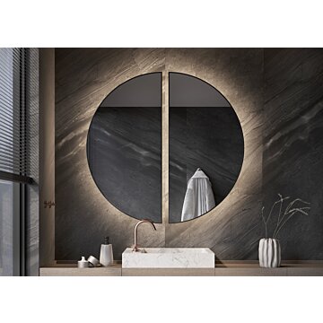 GENEVE spiegel met uniek ontwerp van halve cirkels, stijlvol frame en indirecte verlichting. Verkrijgbaar in diverse afmetingen en kleuren, inclusief maatwerkopties zoals dimbare trafo’s, Bluetooth-audio en digitale klok. Moderne en elegante wandspiegel v