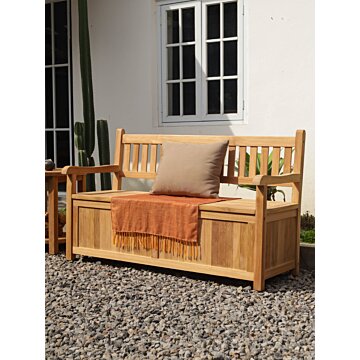 Massieve teakhouten tuinbank met opbergbox, verticaal lattenwerk, naturel houtfinish op zonnig stenen terras met planten.