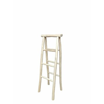 Vouwbare teakhouten decoratieladder met white oiled afwerking tegen wand

