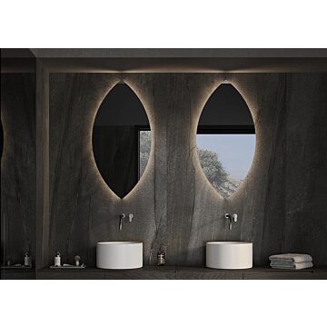 De CAPE TOWN spiegel met strak ovaal ontwerp en maatwerkopties, ideaal voor sanitaire ruimtes, slaapkamers, hallen of woonkamers. Verkrijgbaar in afmetingen van 600×1200 mm tot 900×1800 mm, met opties zoals dimbare trafo’s, Bluetooth-audio en digitale klo