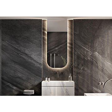 KNOKKE spiegel – ovale designspiegel met vlakke bovenkant, perfect tegen het plafond voor een moderne uitstraling. Op maat verkrijgbaar (400×1000 mm tot 600×1000 mm), met opties zoals dimbare verlichting, Bluetooth-audio en digitale klok. Ideaal voor badk