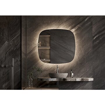 LIMA spiegel – stijlvolle organische designspiegel met indirecte LED-verlichting, dimbare infraroodsensor en geïntegreerde spiegelverwarming. Beschikbaar in 600×600 mm, 800×800 mm, 1000×1000 mm en 1200×1200 mm. Perfect voor een modern interieur. CE-gecert