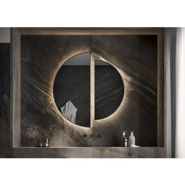 LUNA spiegel met uniek halfrond design en stijlvol frame, op maat verkrijgbaar in diverse afmetingen en kleuren. Indirecte verlichting, maatwerkopties zoals dimbare trafo’s, Bluetooth-audio en digitale klok. Perfecte combinatie van esthetiek en functional