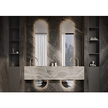 MARBELLA spiegel – luxe tweedelige designspiegel met maatwerkopties, dimbare verlichting, Bluetooth-audio en digitale klok. Ideaal voor badkamer, slaapkamer of hal. Stijlvol, functioneel en op maat verkrijgbaar.