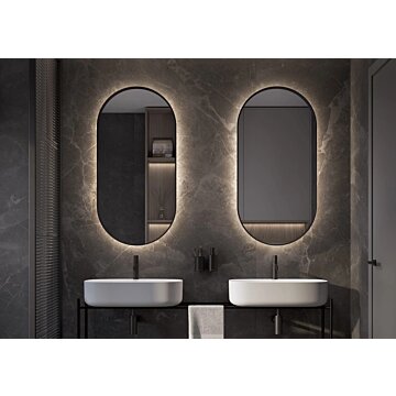 MIRAMAR spiegel met modern en tijdloos design, voorzien van indirecte LED-verlichting en geïntegreerde spiegelverwarming. Stijlvolle en functionele wandspiegel, CE-gecertificeerd en direct leverbaar. Perfect voor een luxe en sfeervol interieur.