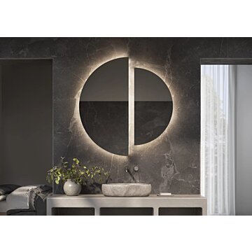 MOON design spiegel met unieke vorm van twee halve cirkels, indirecte LED-verlichting en maatwerkopties zoals dimbare trafo, Bluetooth-audio en digitale klok. Moderne en minimalistische spiegel voor badkamer, woonkamer, slaapkamer of hal. Verkrijgbaar tot