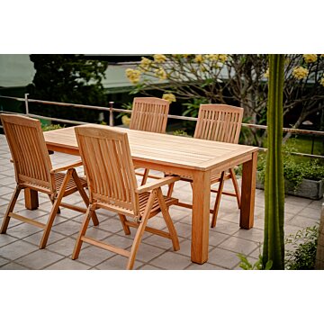 Teakhouten Nelson tuintafel 160x90 met 4 verstelbare Linda stoelen, buitenmeubelset op een terras.