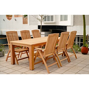 Teakhouten Nelson tuintafel 160x90 met 4 verstelbare Linda stoelen, buitenmeubelset op een terras.