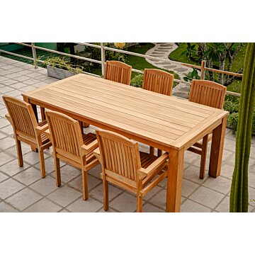 Een elegante Nelson teak tuintafel van 220x100 cm, gemaakt van hoogwaardig teakhout. De tafel heeft een strakke, moderne uitstraling met een natuurlijke houtnerf en een warme, gouden tint. Het stevige tafelblad biedt voldoende ruimte voor buitenmaaltijden