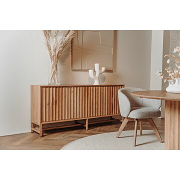 Crotone dressoir 180x40x80 cm in Scandinavische stijl, gemaakt van massief Acaciahout met golvende fronten en push-to-open systeem.