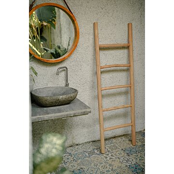 Natuurlijke teakhouten decoratieladder, met een hoogte van 150 cm, een breedte van 50 cm en een diepte van 5 cm. De ladder heeft diverse horizontale sporten, gelijkmatig verdeeld over de lengte, en staat licht hellend voor extra stabiliteit. Het onbehande