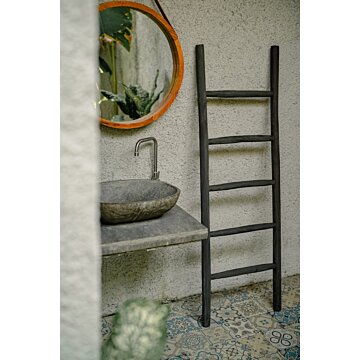 Een matzwarte houten decoratieladder, 150 cm hoog, 50 cm breed en 5 cm diep. De ladder heeft meerdere sporten met gelijkmatige tussenruimtes en staat licht hellend voor stabiliteit. De afwerking is glad en egaal, wat het minimalistische design benadrukt. 