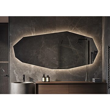 OSLO spiegel – moderne 10-hoekige designspiegel met organische vorm, maatwerkopties tot 2000 mm, LED-verlichting, Bluetooth-audio en digitale klok. Stijlvolle toevoeging voor badkamer, slaapkamer, hal of woonkamer.