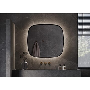 De PERU spiegel met strak design en indirecte verlichting, beschikbaar in diverse afmetingen en kleuren zoals mat zwart en goud. Deze tijdloze spiegel biedt maatwerkopties, waaronder dimbare trafo’s, Bluetooth-audio en digitale klokken. Perfect voor moder
